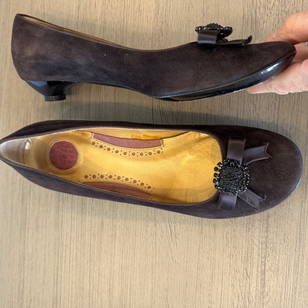 Custom Made Women 7.5 EU 38 Brown Suede Bow Beaded Medallion Kitten Heel Pumps